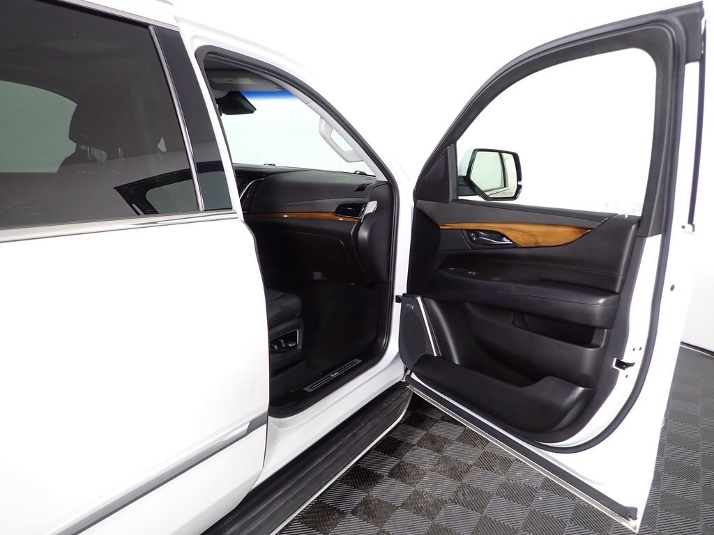 Used 2016 Cadillac Escalade Luxury image 40