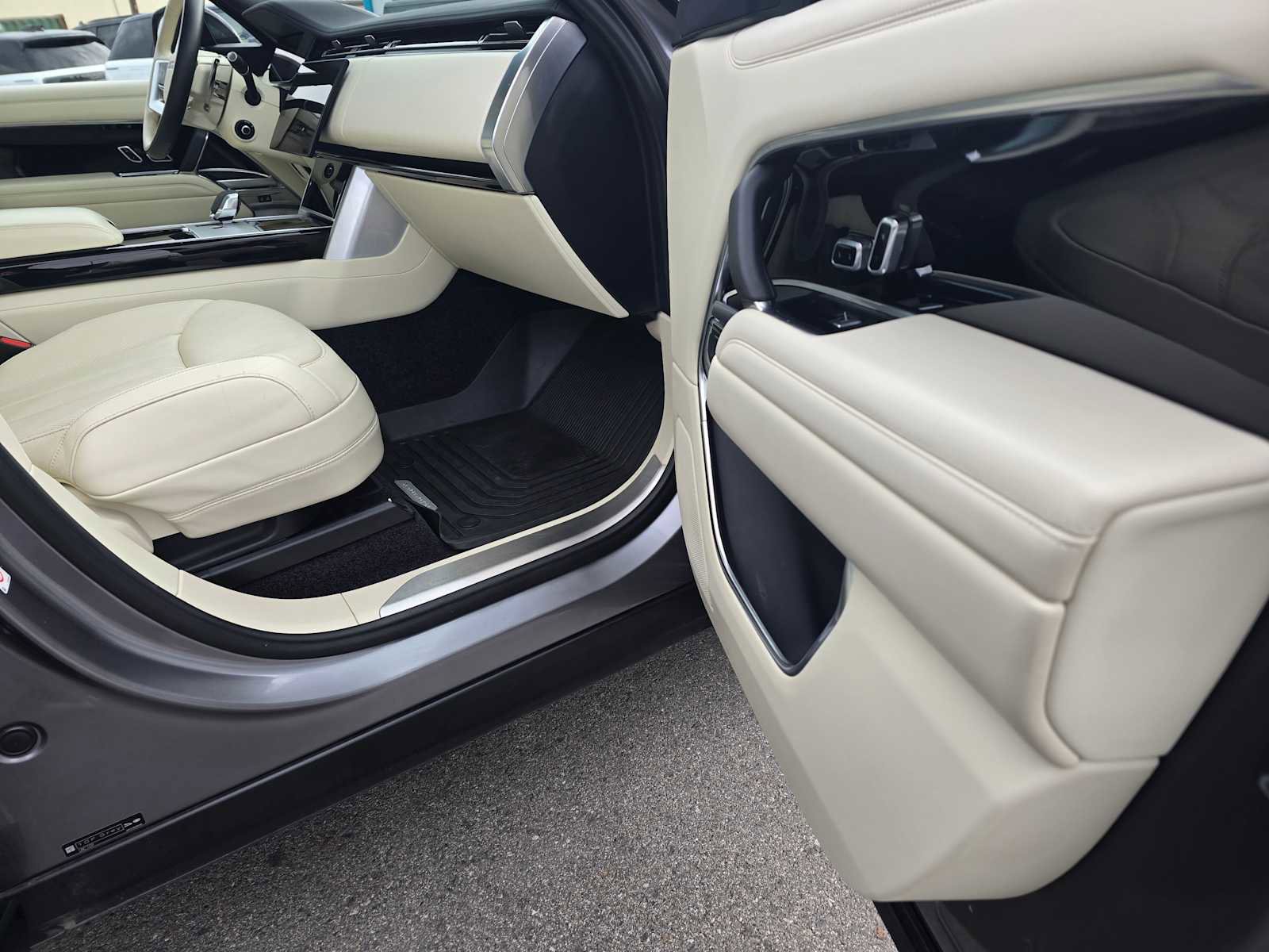 Used 2024 Land Rover Range Rover SE image 10