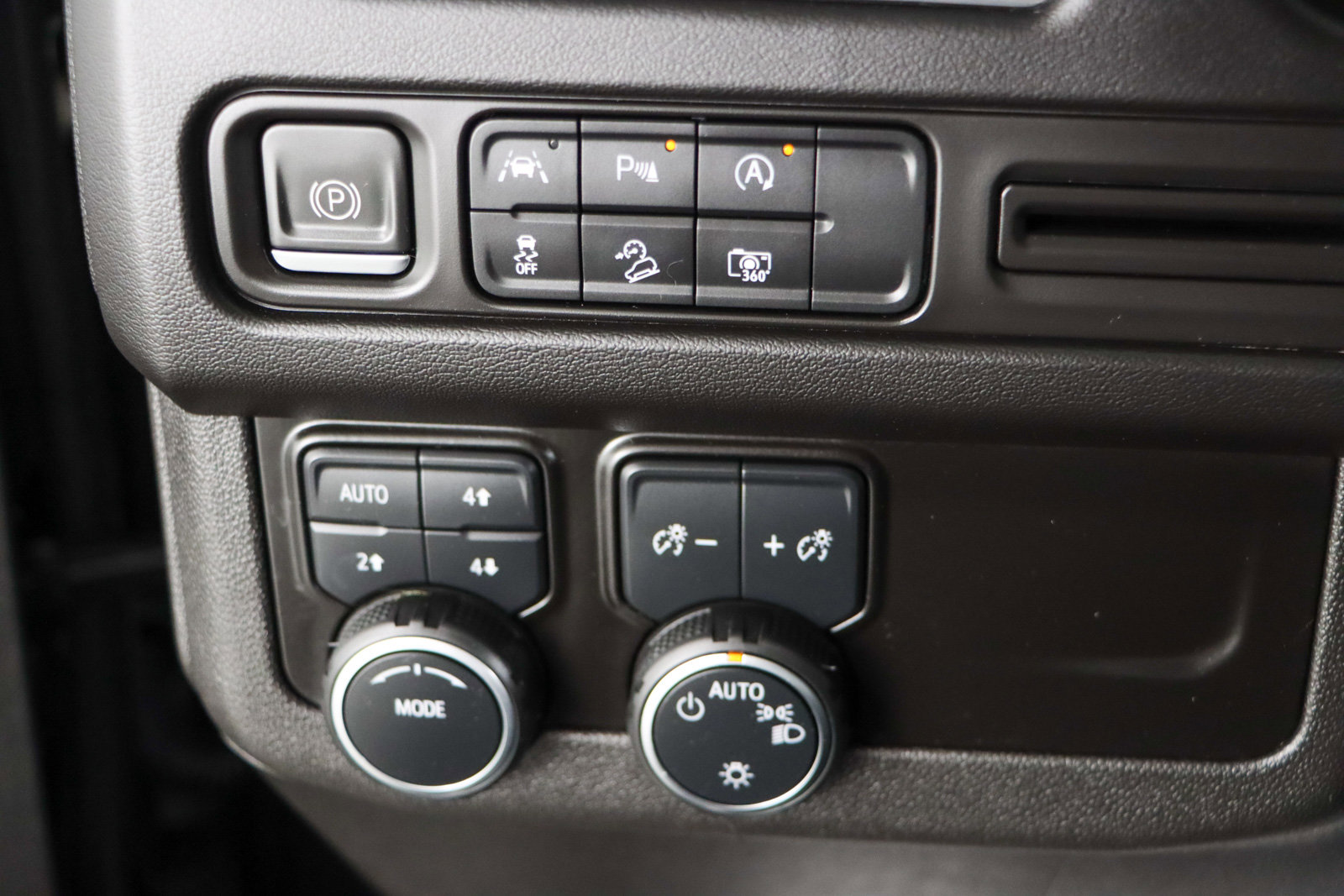 Used 2023 Chevrolet Tahoe Z71 w/ Luxury Package AWD/4WD image 23