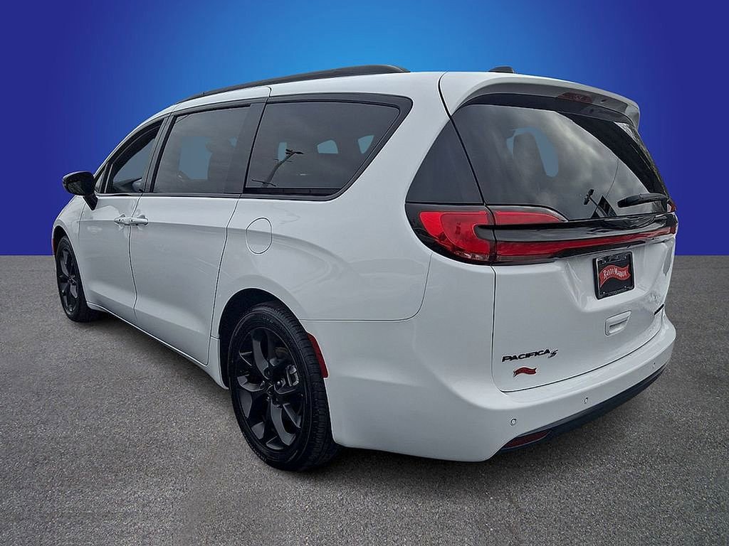Used 2025 Chrysler Pacifica Limited FWD image 6
