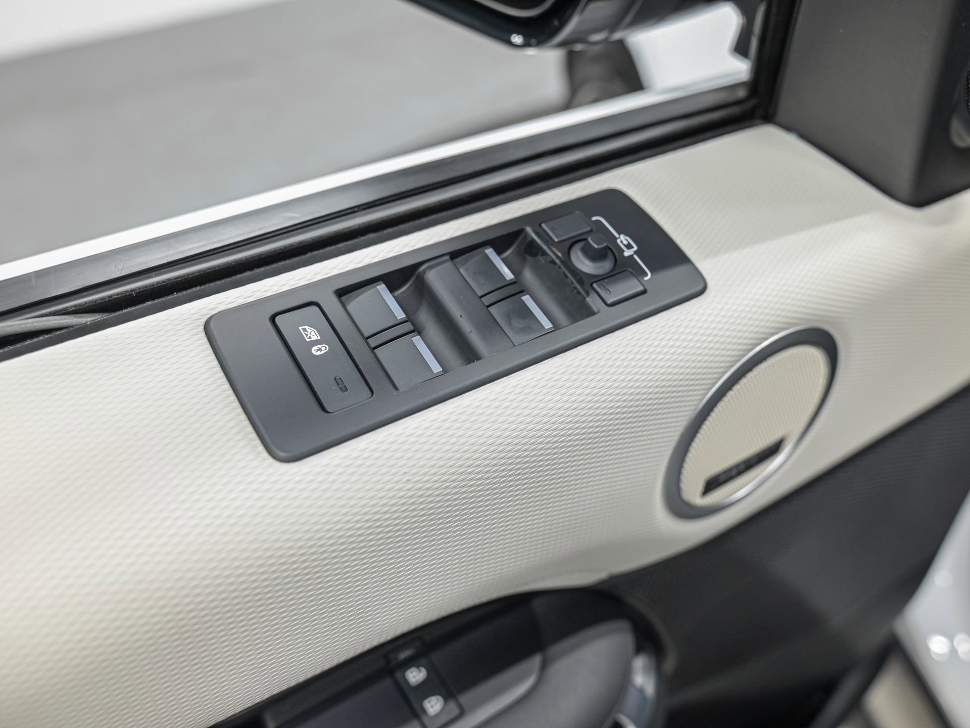 Used 2023 Land Rover Discovery S R-Dynamic image 13