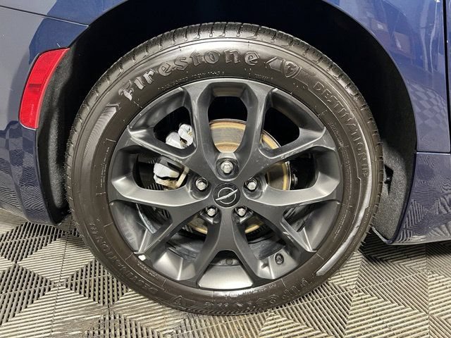 Certified 2025 Chrysler Pacifica Limited FWD image 11