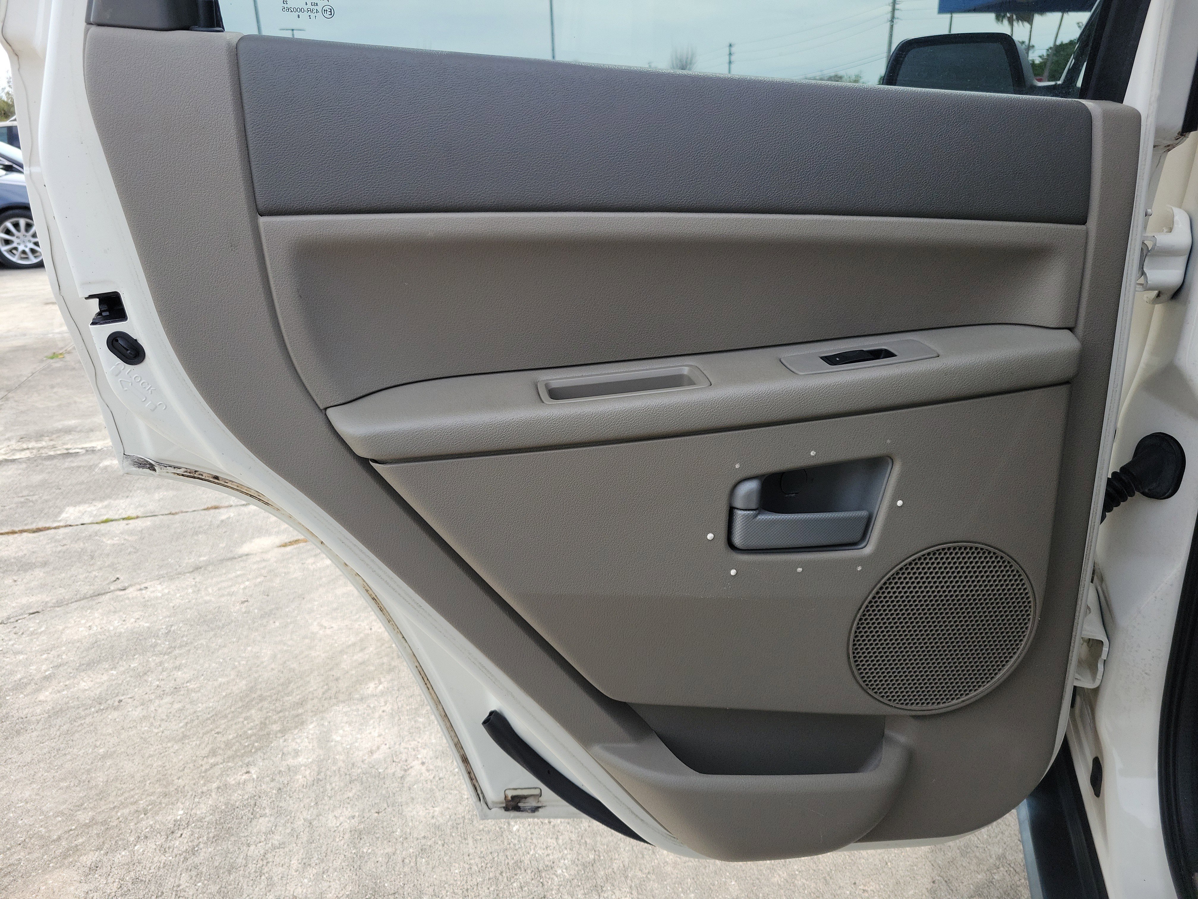 Used 2005 Jeep Grand Cherokee Limited RWD image 9