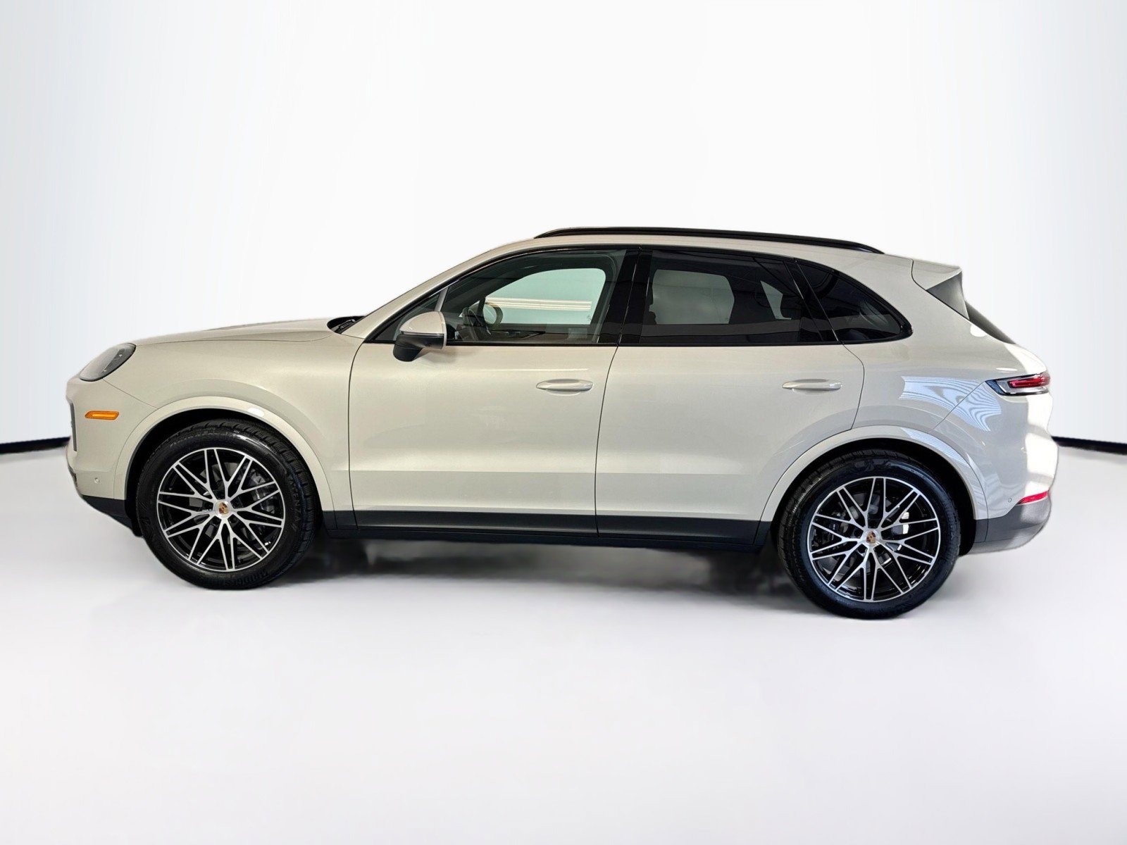 Used 2025 Porsche Cayenne image 2