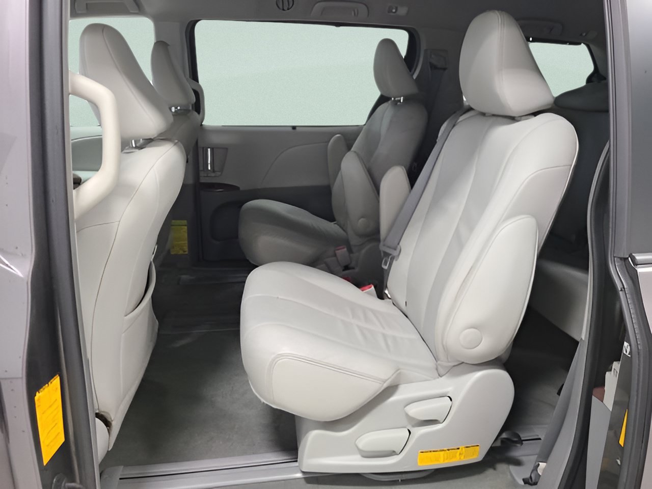 Used 2014 Toyota Sienna XLE w/ Entertainment Package FWD image 18