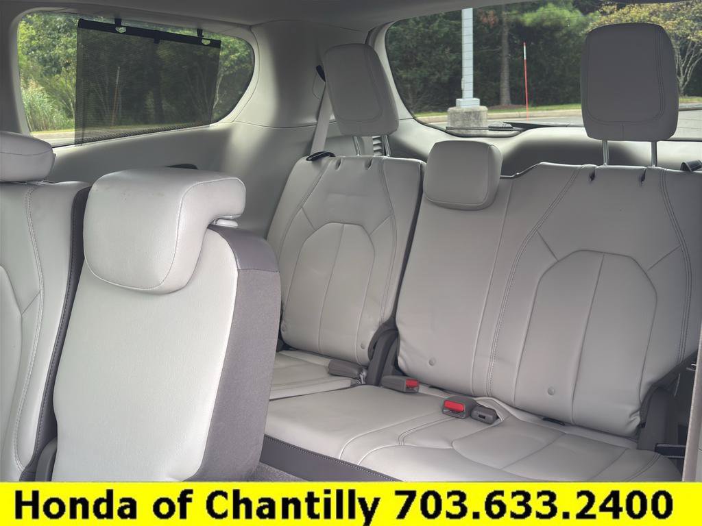 Used 2017 Chrysler Pacifica Touring-L w/ Tire & Wheel Group FWD image 21
