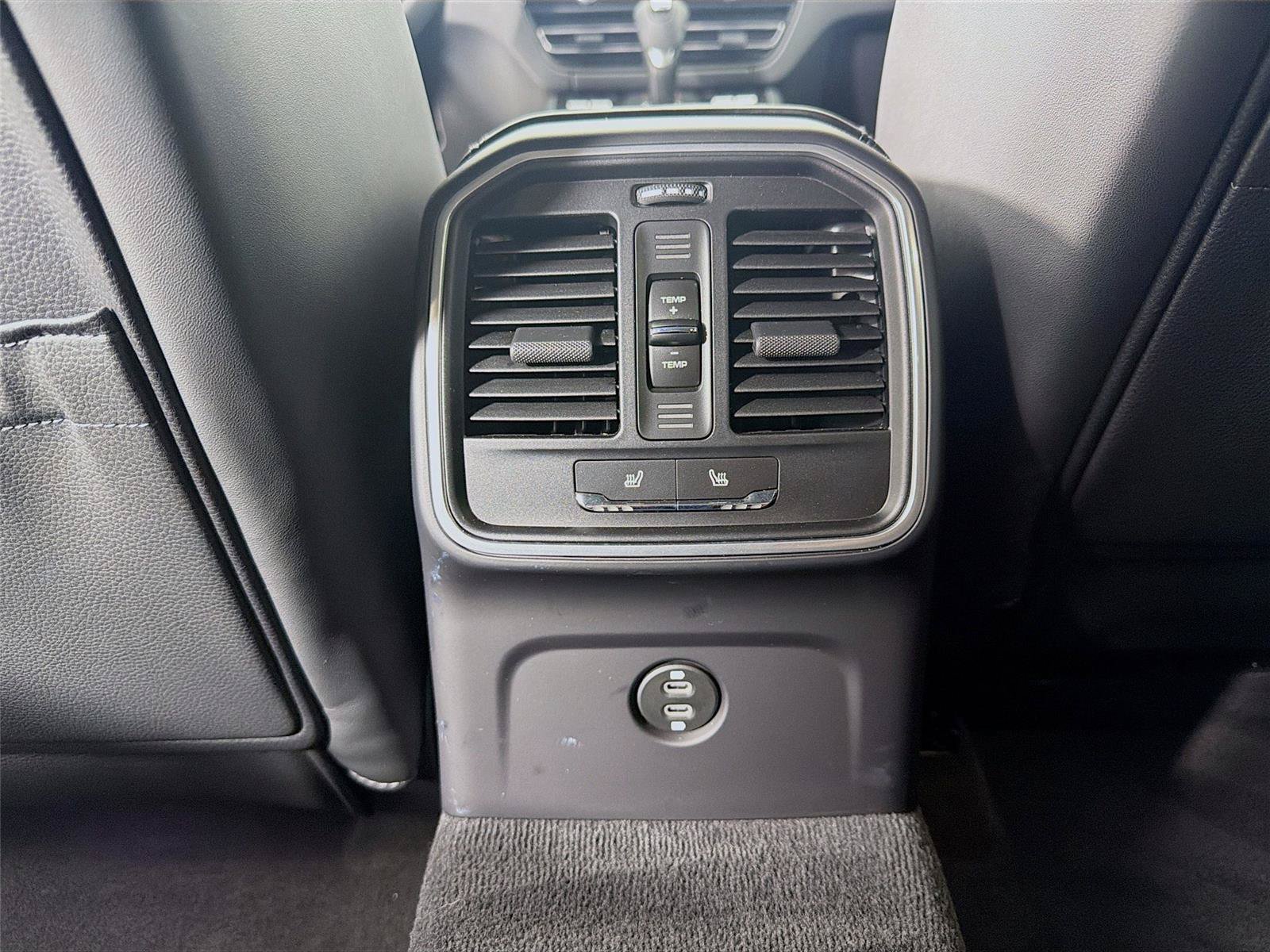 Used 2025 Porsche Macan AWD/4WD image 22