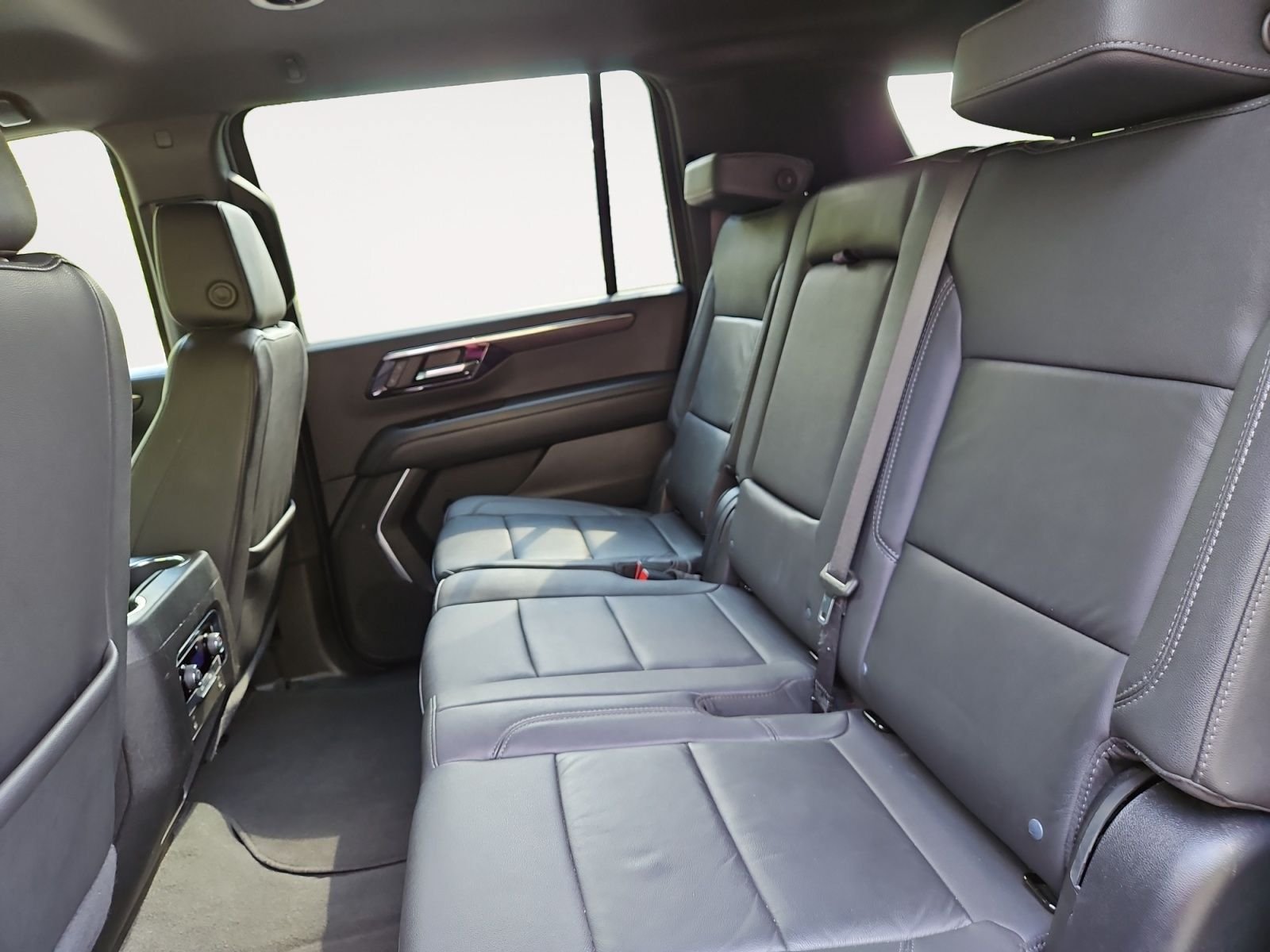 Used 2025 Chevrolet Suburban LT RWD image 13