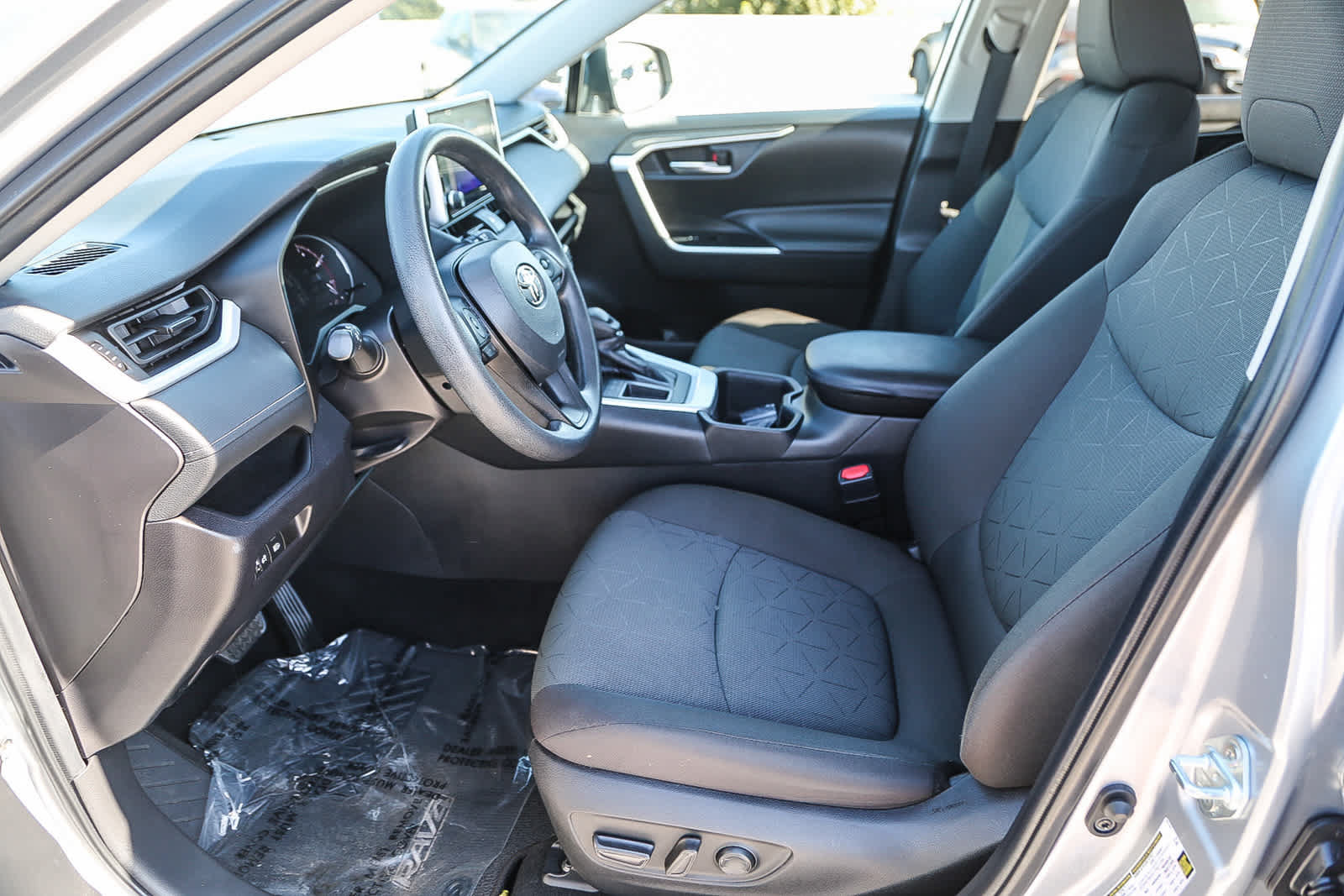 Used 2024 Toyota RAV4 XLE FWD image 17