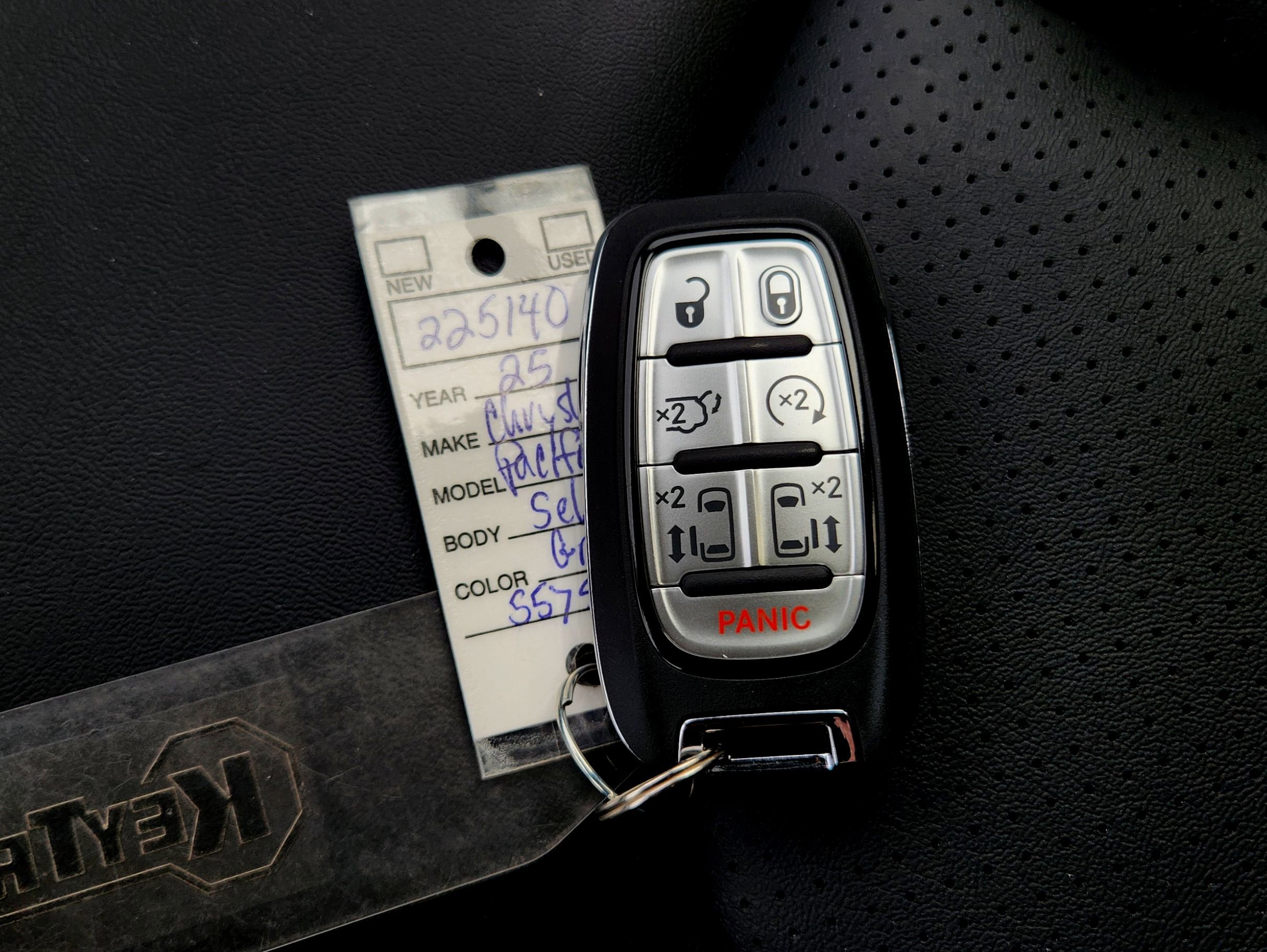 New 2025 Chrysler Pacifica Select image 30