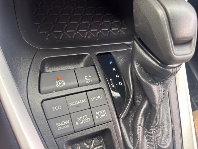 Used 2021 Toyota RAV4 LE AWD/4WD image 23