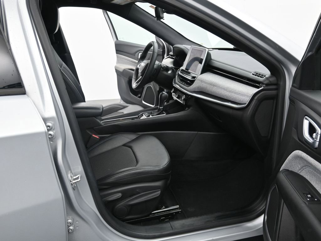 Used 2025 Jeep Compass Latitude image 13