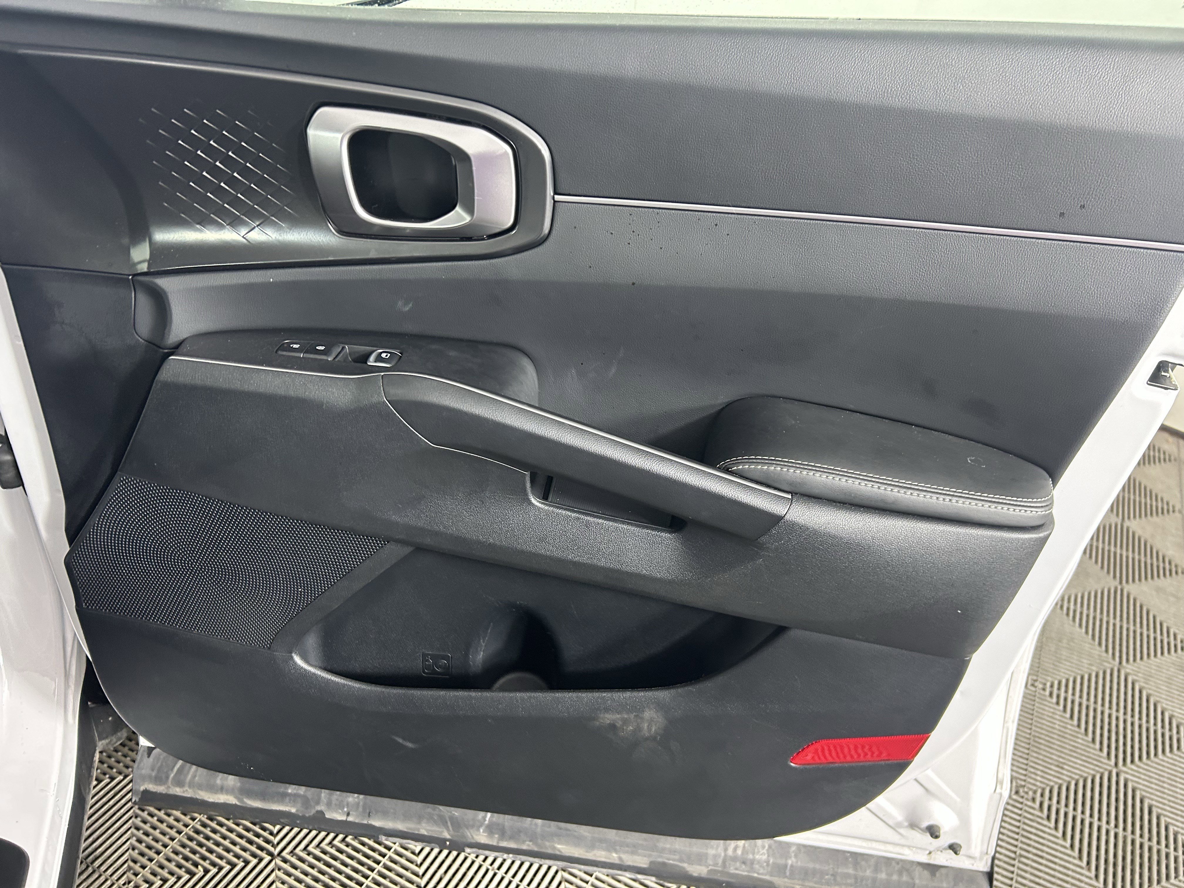 Used 2025 Kia Sorento S image 41