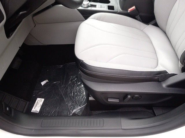 New 2025 Ford Escape SE w/ PHEV Premium Package FWD image 14
