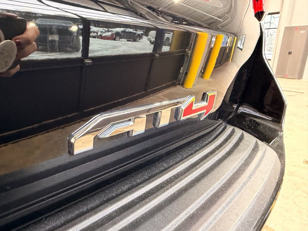 Used 2025 GMC Yukon XL AT4 w/ AT4 Premium Package AWD/4WD image 10