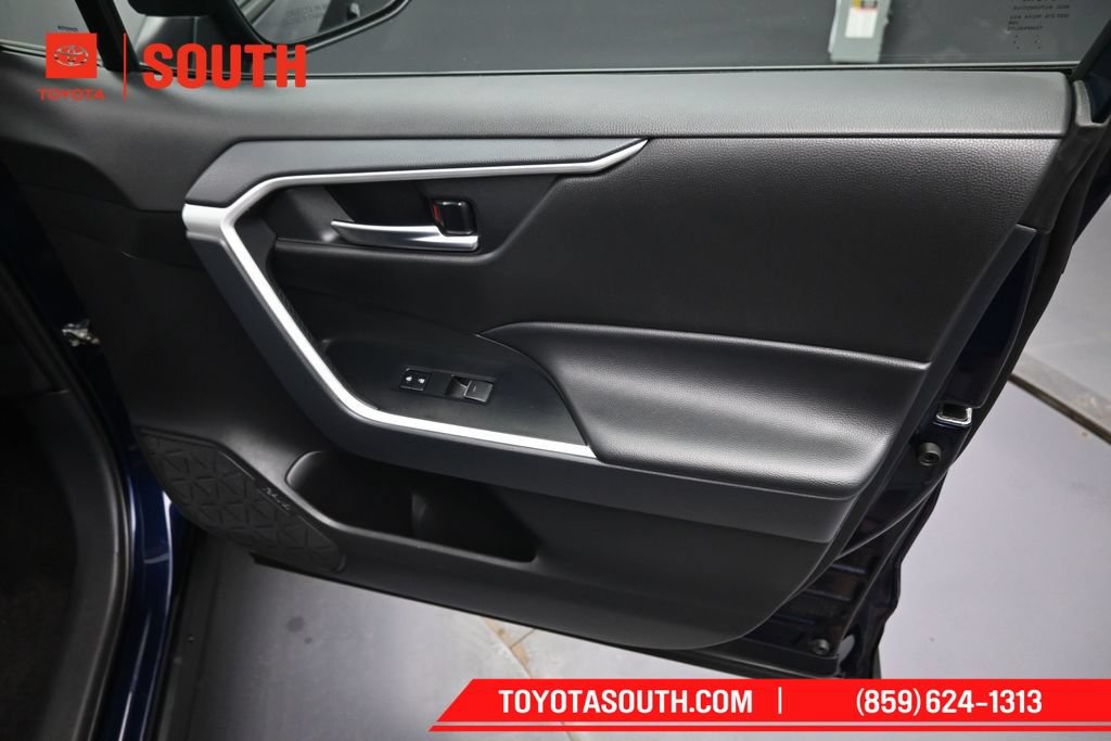 Used 2025 Toyota RAV4 XLE AWD/4WD image 30
