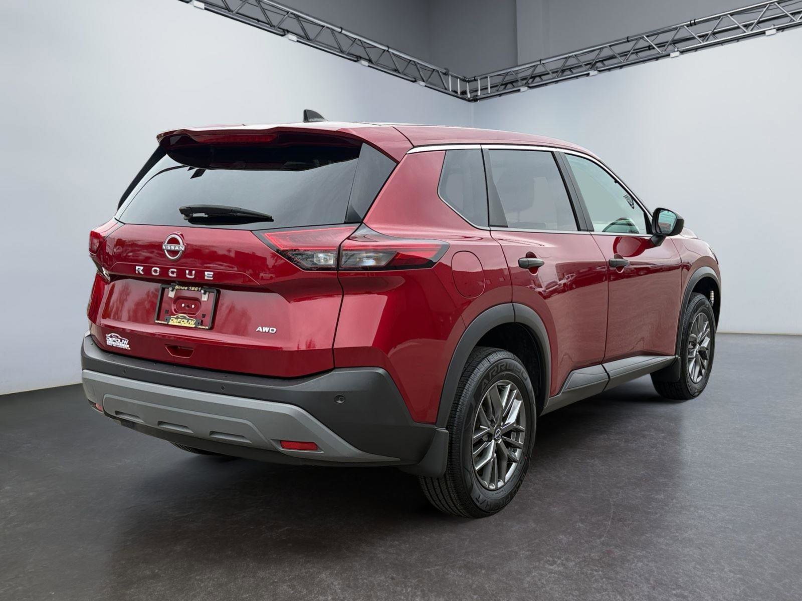 Used 2023 Nissan Rogue S AWD/4WD image 3
