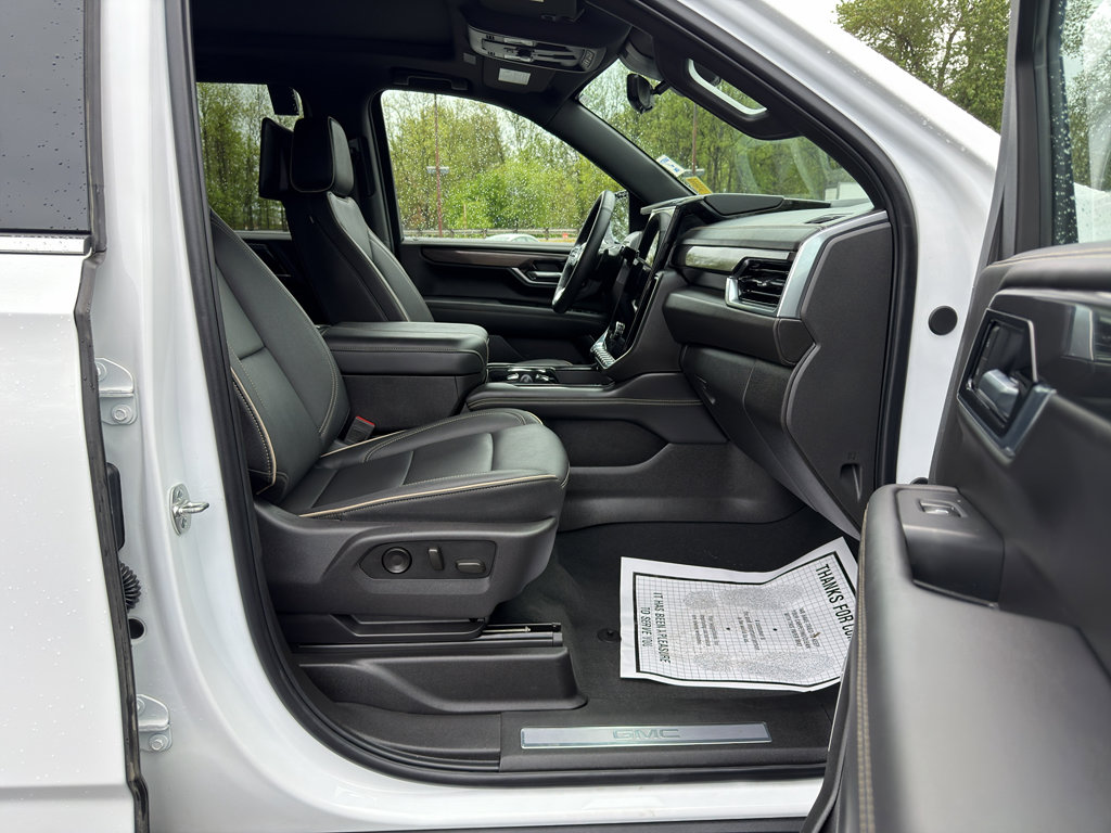 Used 2025 GMC Yukon XL Elevation w/ Elevation Premium Package AWD/4WD image 13