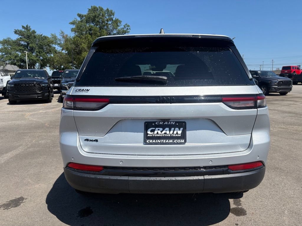 Used 2025 Jeep Grand Cherokee Altitude AWD/4WD image 6
