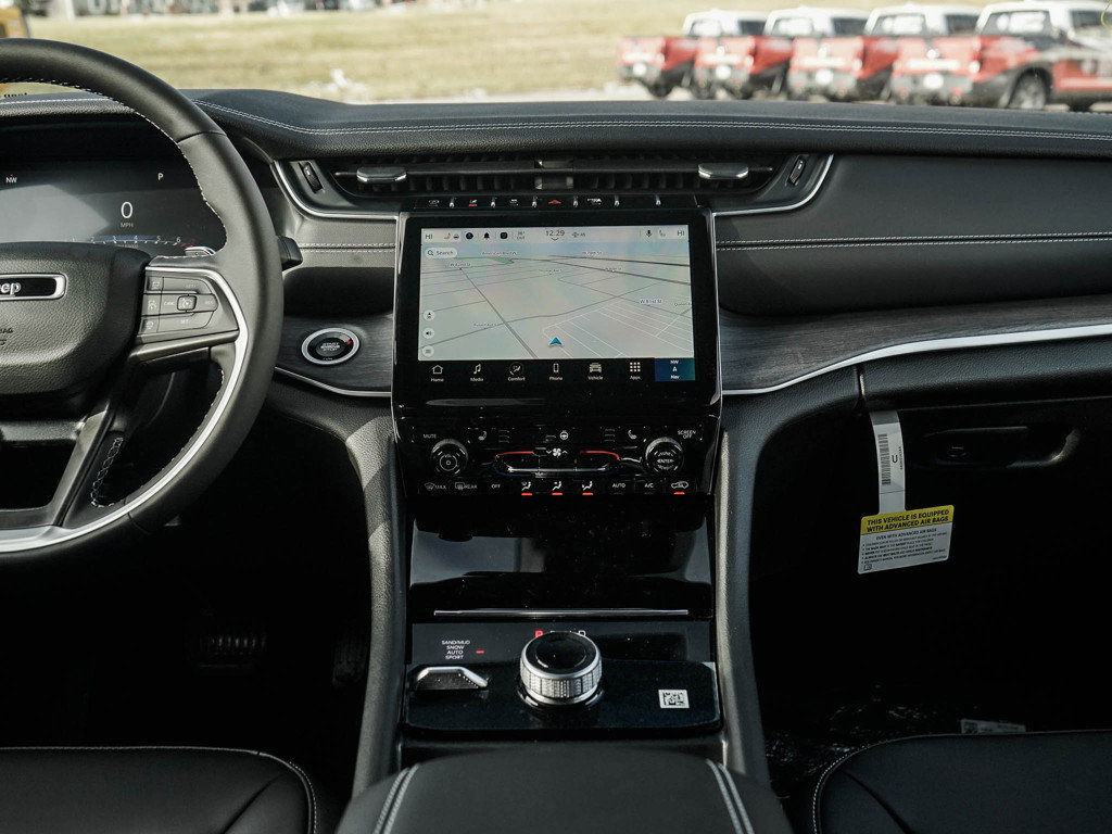 New 2025 Jeep Grand Cherokee Limited w/ Trailer Tow Package image 15