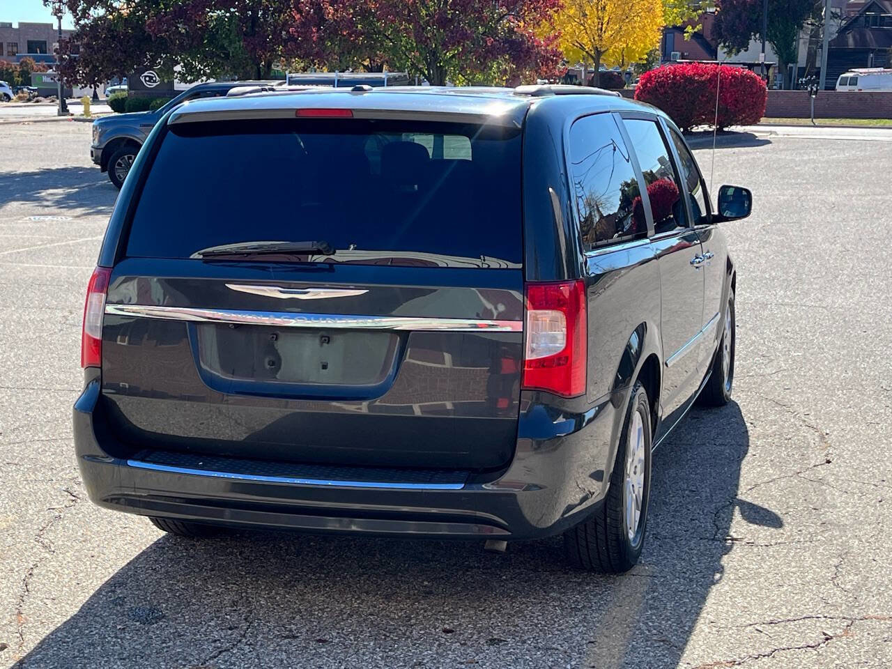 Used 2011 Chrysler Town & Country Touring-L image 9