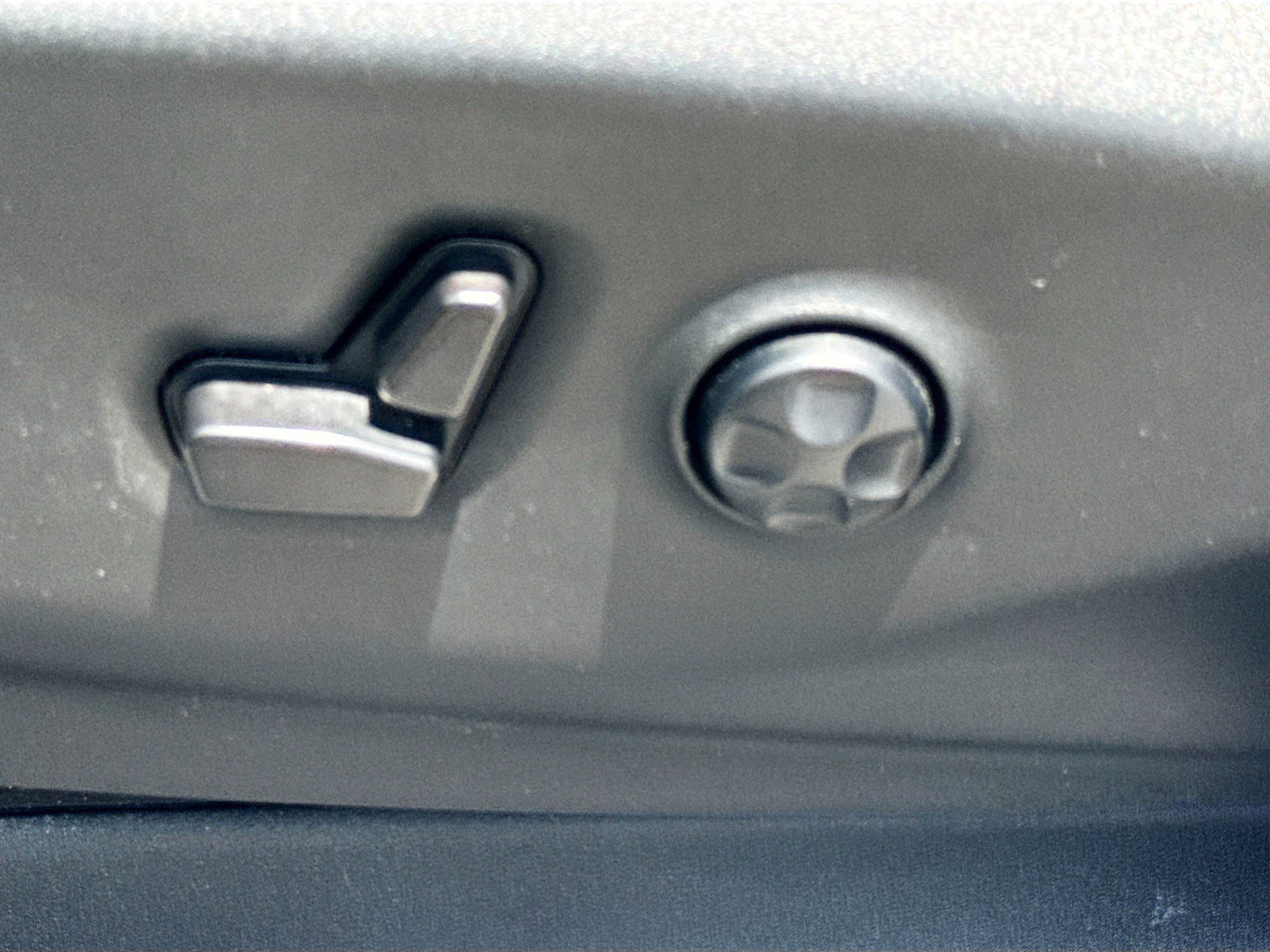 Used 2024 Chrysler Pacifica Limited FWD image 25