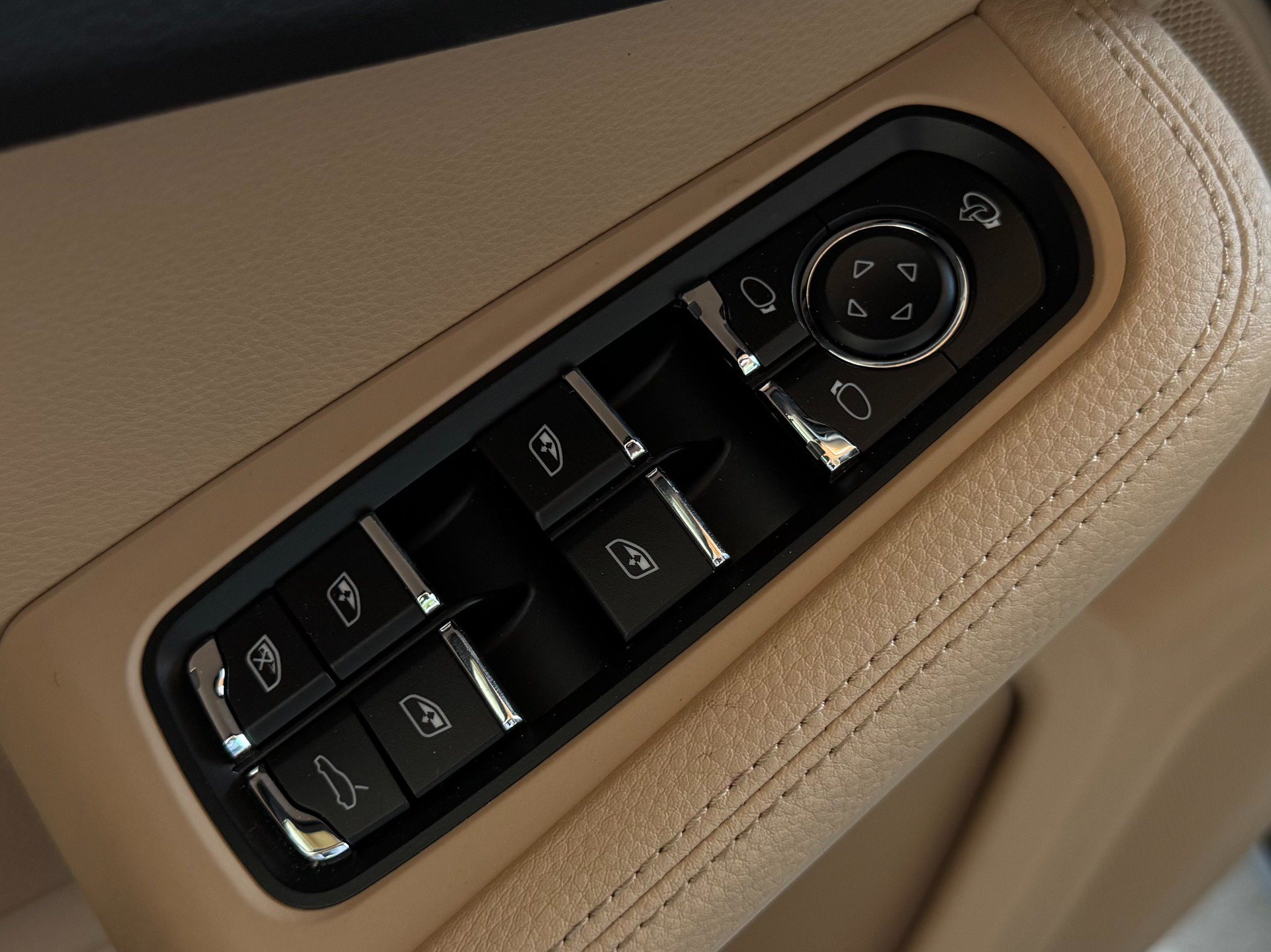 Used 2024 Porsche Macan AWD/4WD image 61