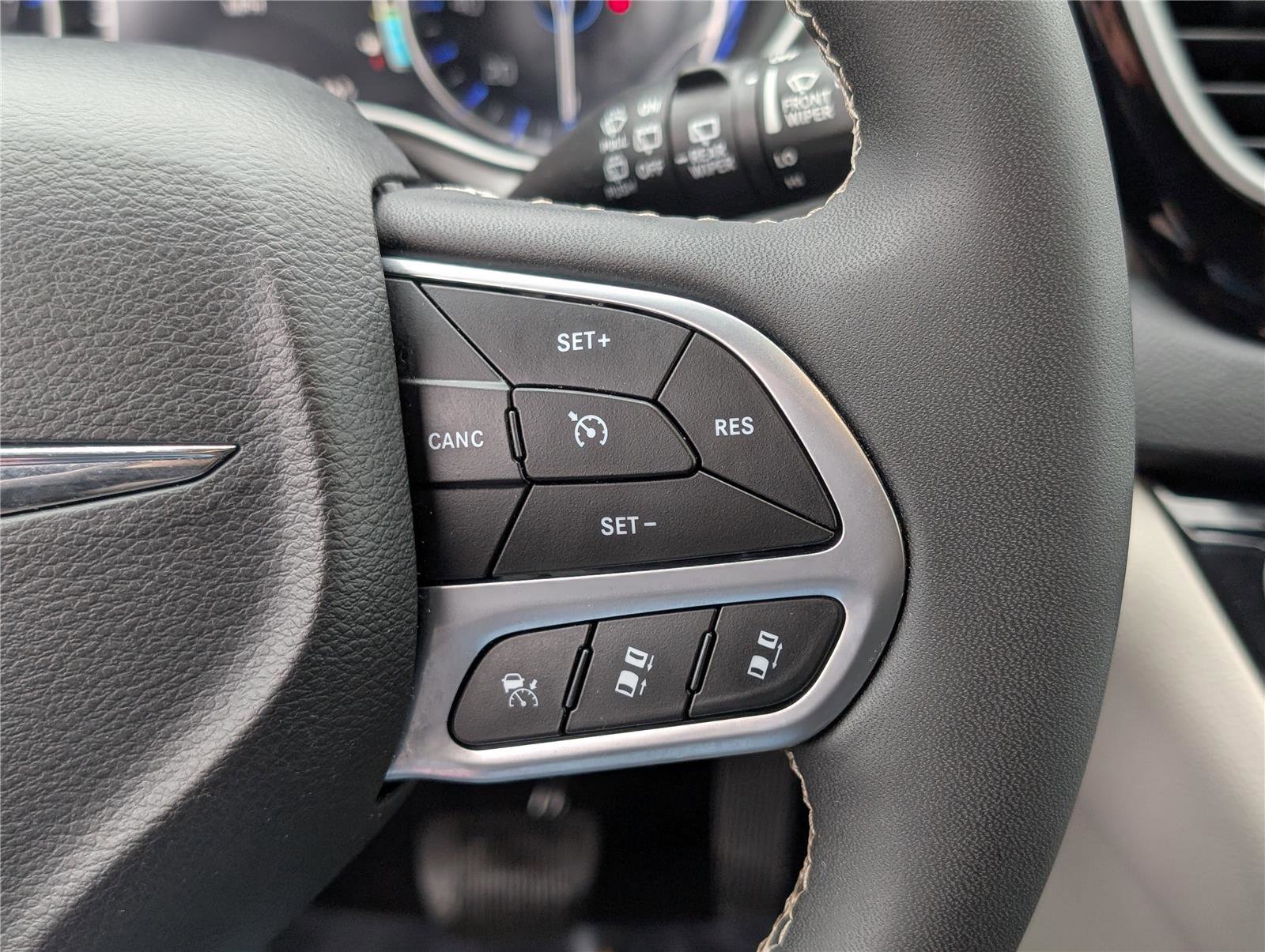 Used 2023 Chrysler Pacifica Touring-L image 23
