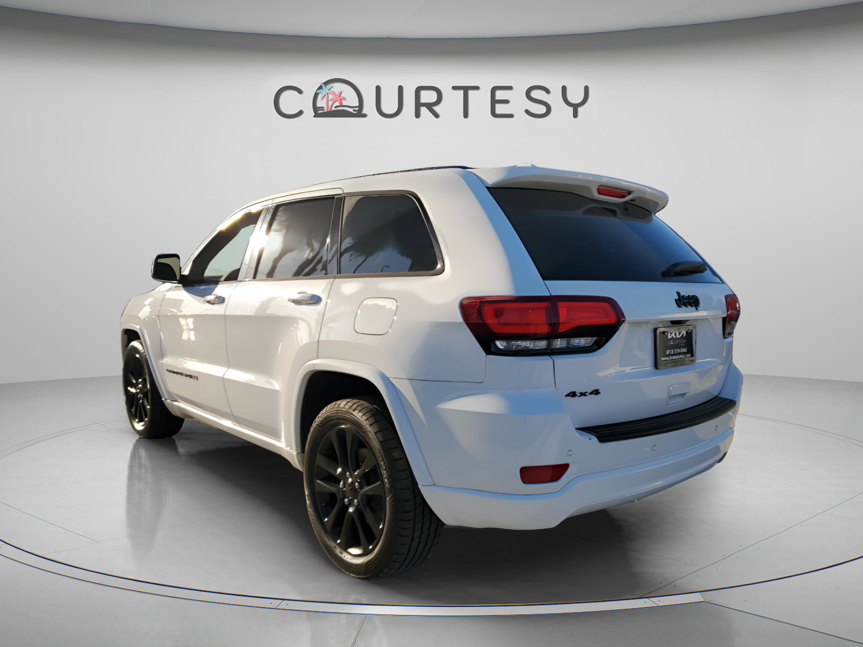 Used 2020 Jeep Grand Cherokee Altitude AWD/4WD image 2