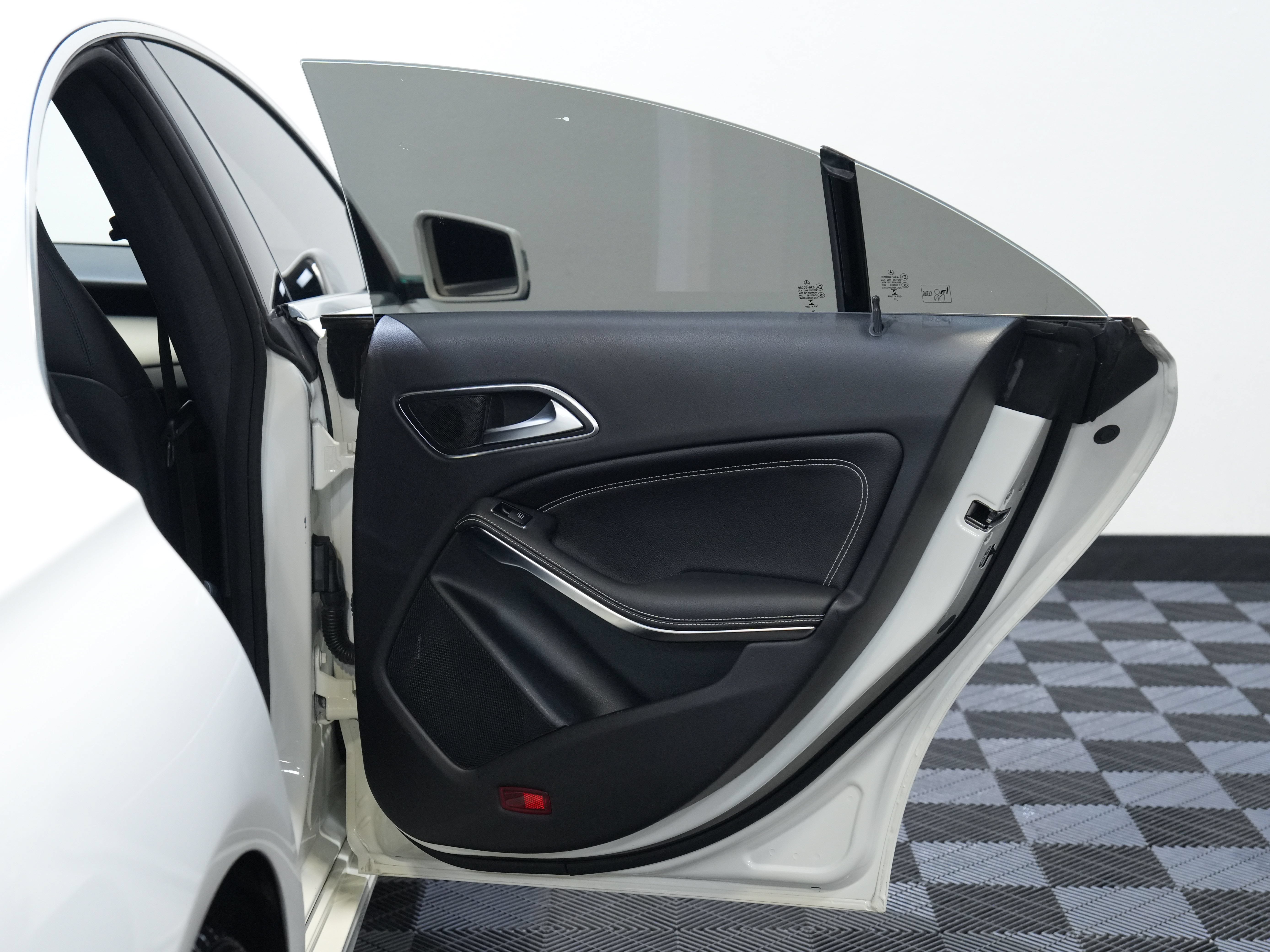 Used 2015 Mercedes-Benz CLA 250 image 27