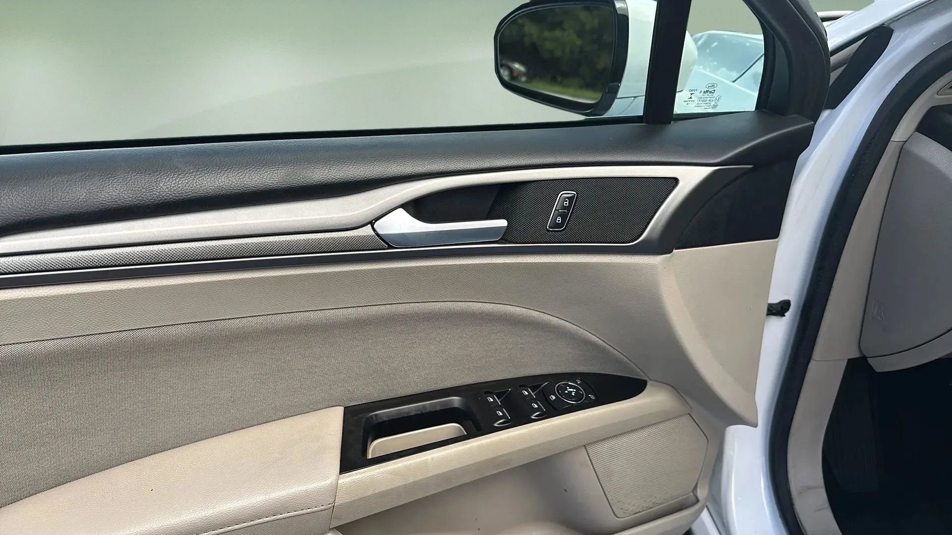 Used 2017 Ford Fusion SE FWD image 25