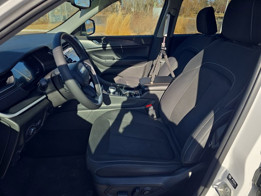 Used 2023 Jeep Grand Cherokee Laredo image 10