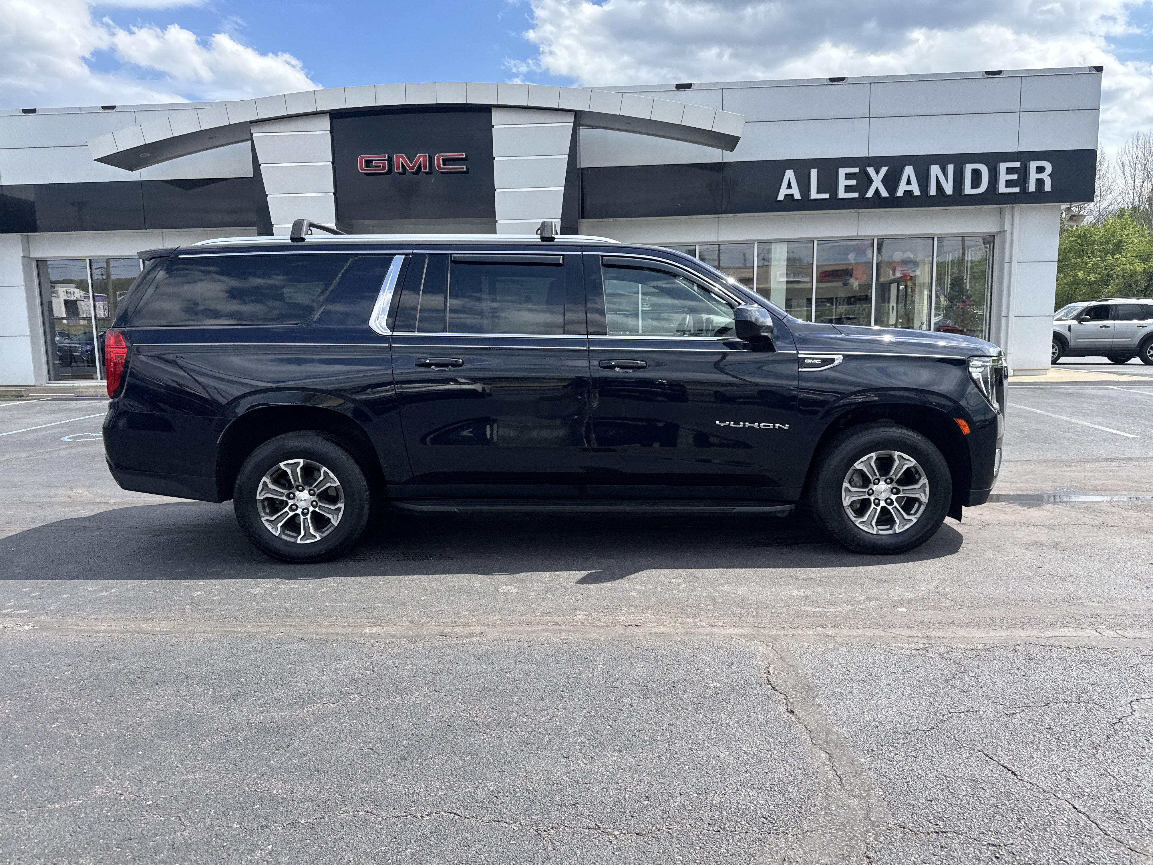 Used 2021 GMC Yukon XL SLE AWD/4WD image 2