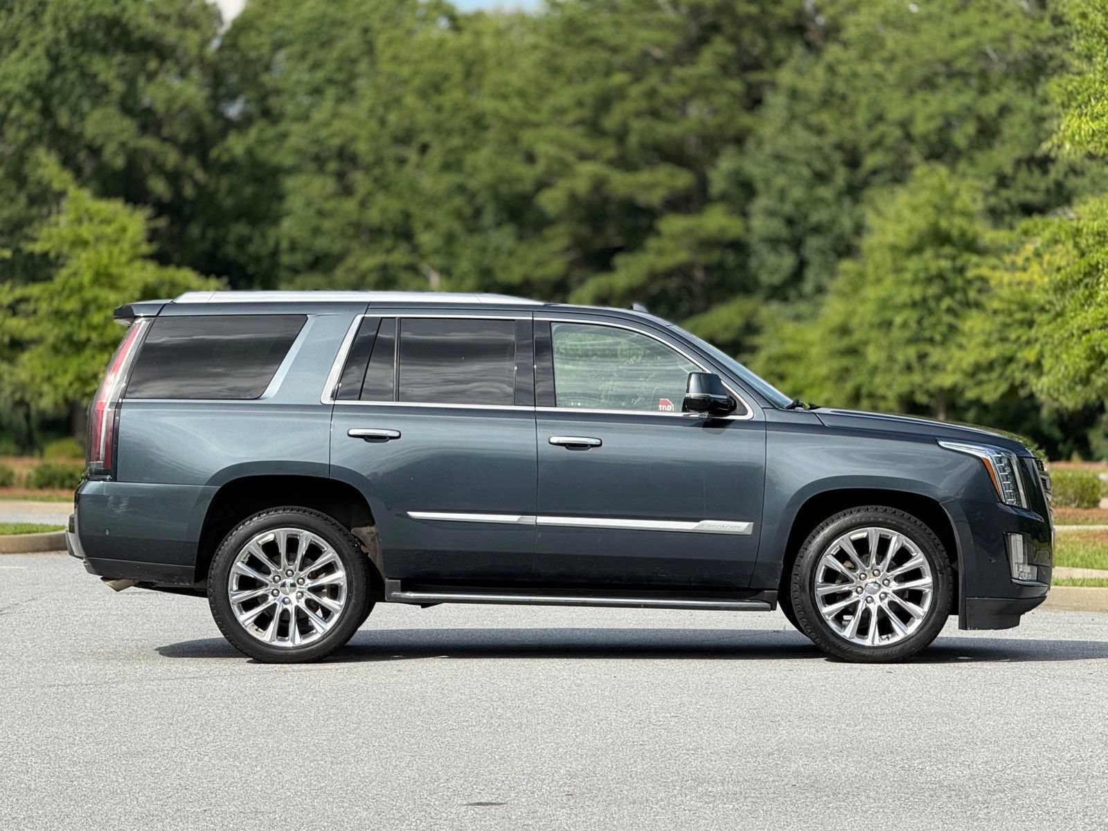 Used 2019 Cadillac Escalade Luxury AWD/4WD image 12