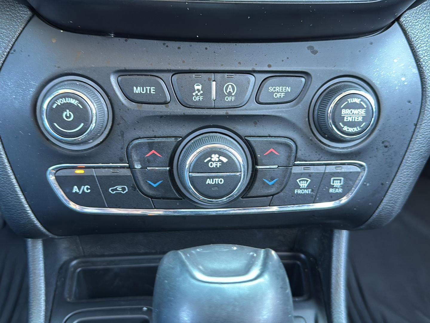 Used 2019 Jeep Cherokee Overland w/ Technology Group image 29