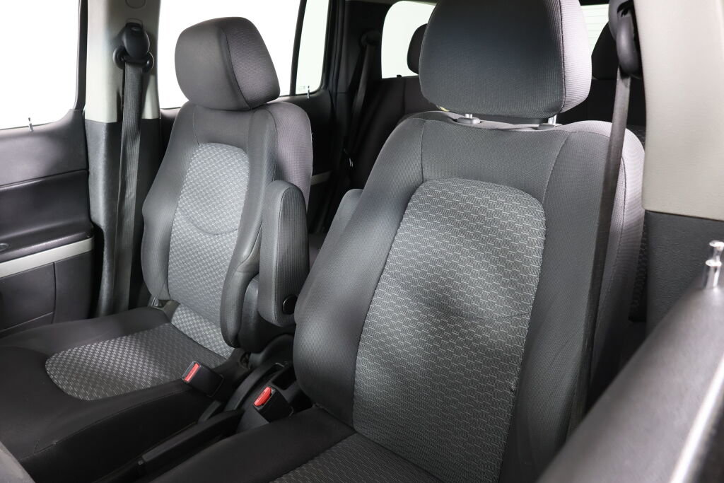 Used 2010 Chevrolet HHR LT image 11