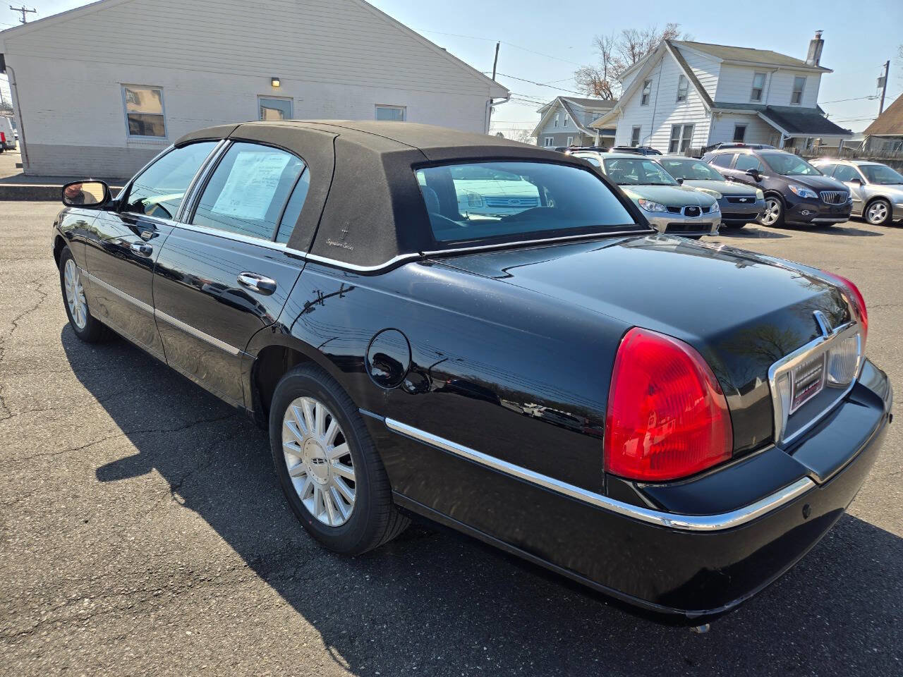 Used 2004 Lincoln Town Car Signature image 8
