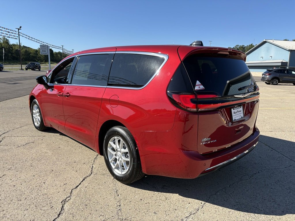 New 2026 Chrysler Pacifica Select image 3