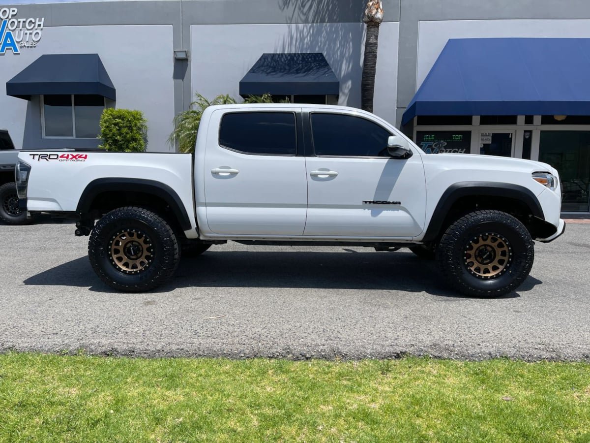 Used 2017 Toyota Tacoma TRD Off-Road w/ Tow Package (A/T) AWD/4WD image 4