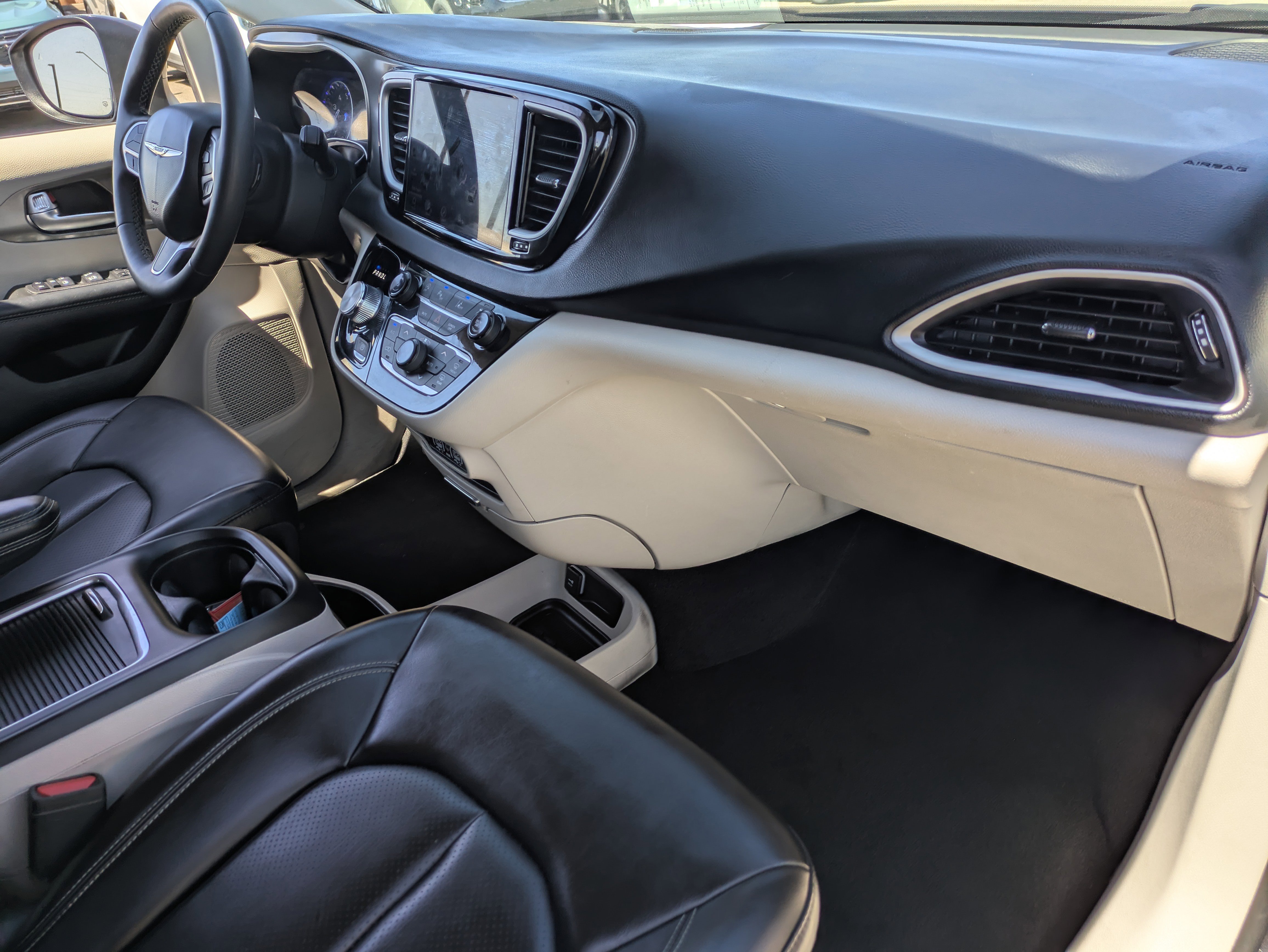 Used 2023 Chrysler Pacifica Touring-L FWD image 13