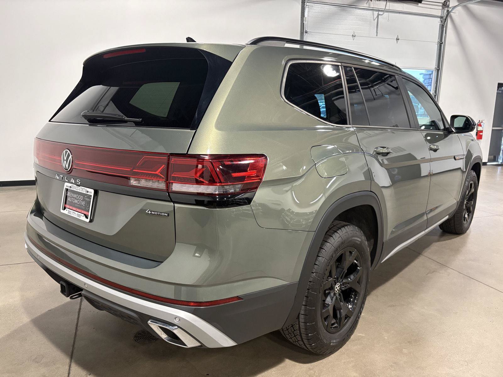 Used 2025 Volkswagen Atlas Peak Edition SE AWD/4WD image 3