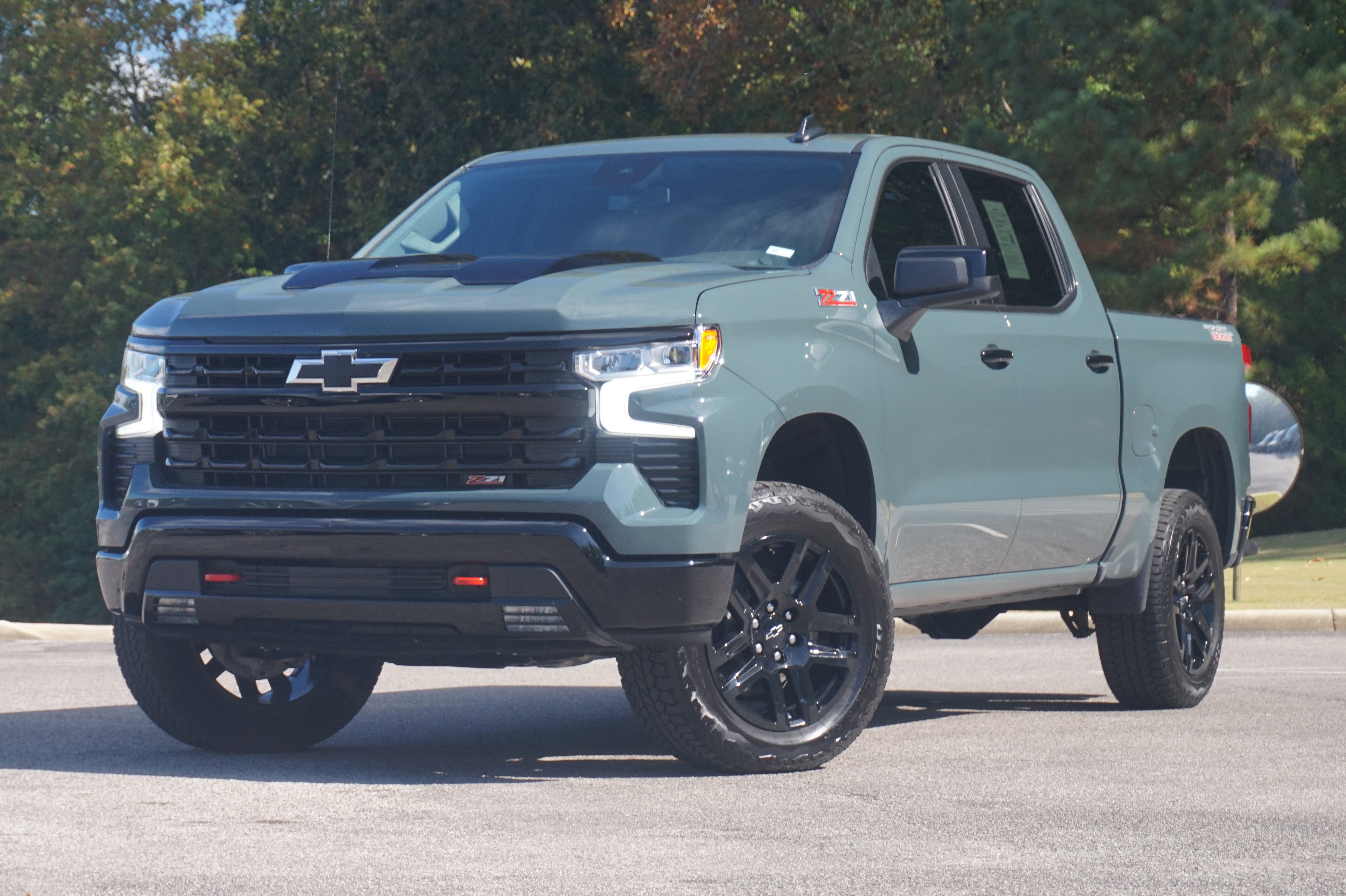 Used 2025 Chevrolet Silverado 1500 LT Trail Boss w/ Convenience Package II image 4