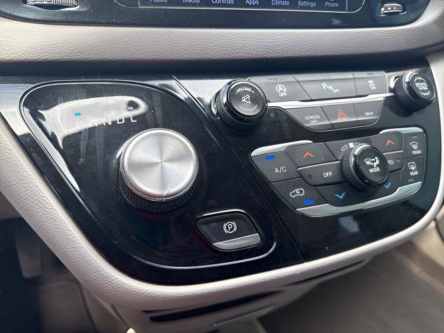 Used 2017 Chrysler Pacifica Touring-L image 27