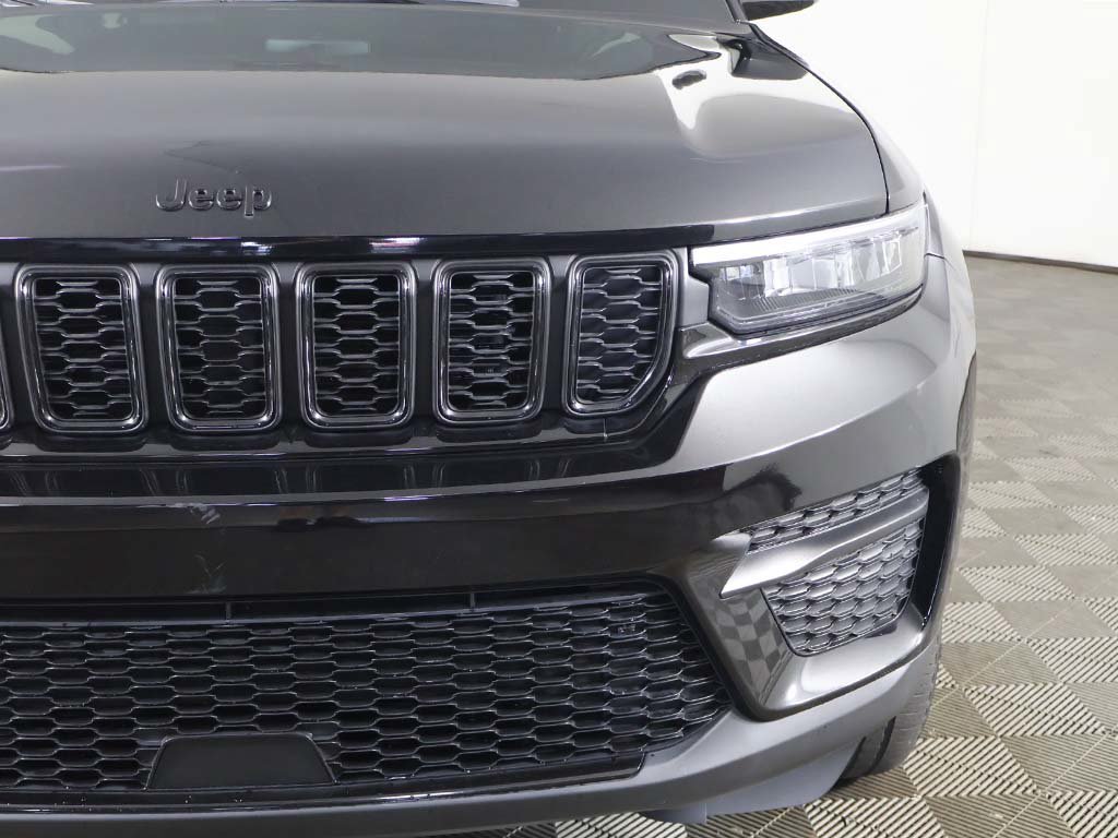 Used 2023 Jeep Grand Cherokee Altitude AWD/4WD image 13