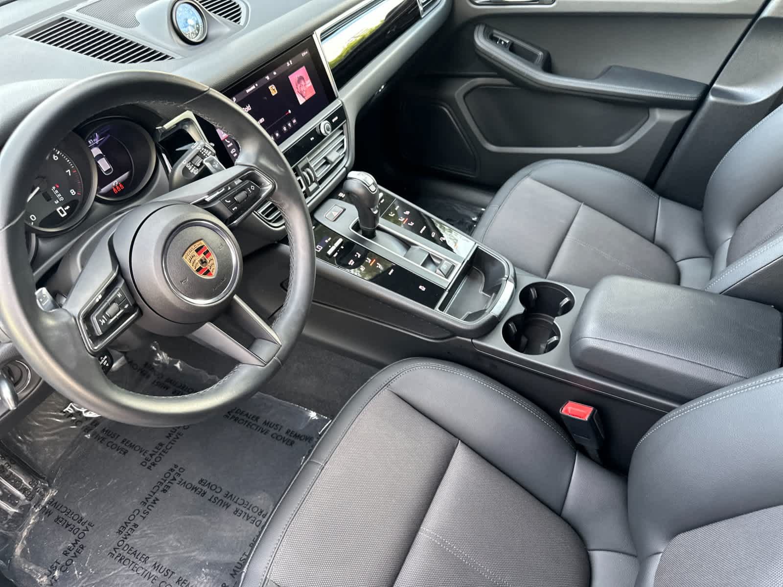Certified 2025 Porsche Macan AWD/4WD image 4