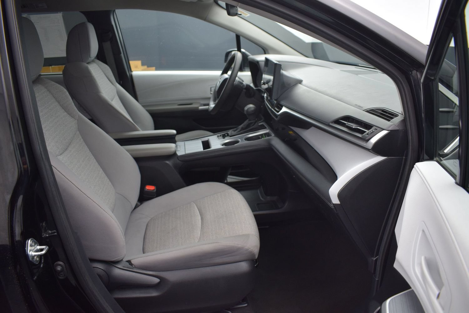 Used 2025 Toyota Sienna LE FWD image 10