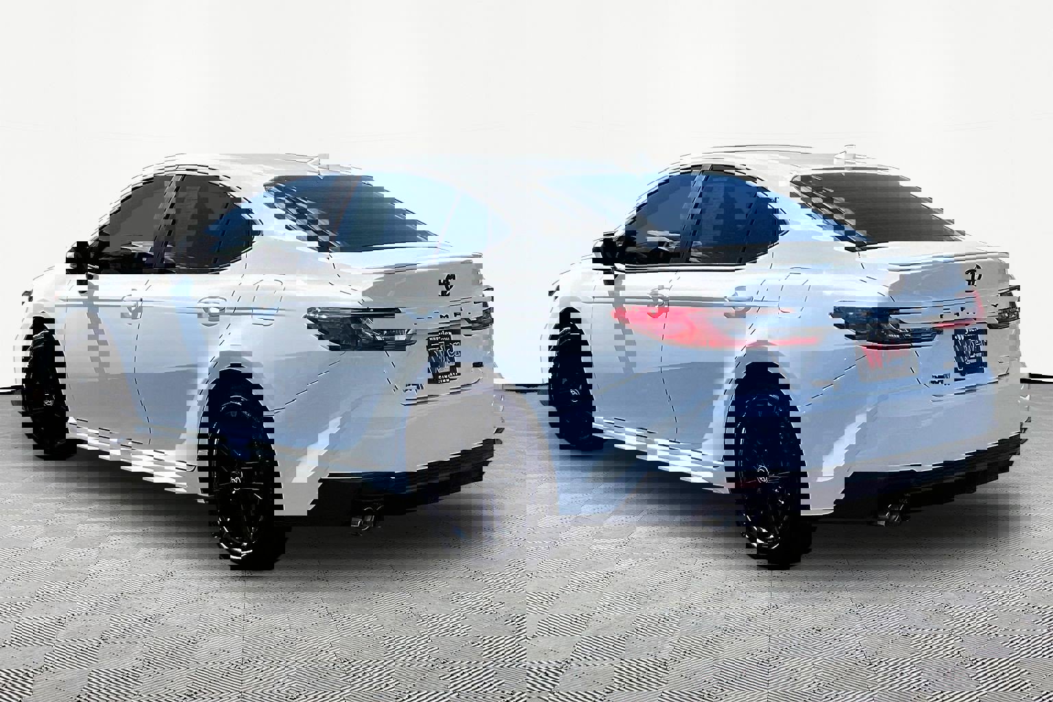 Used 2025 Toyota Camry SE w/ Convenience Package FWD image 4