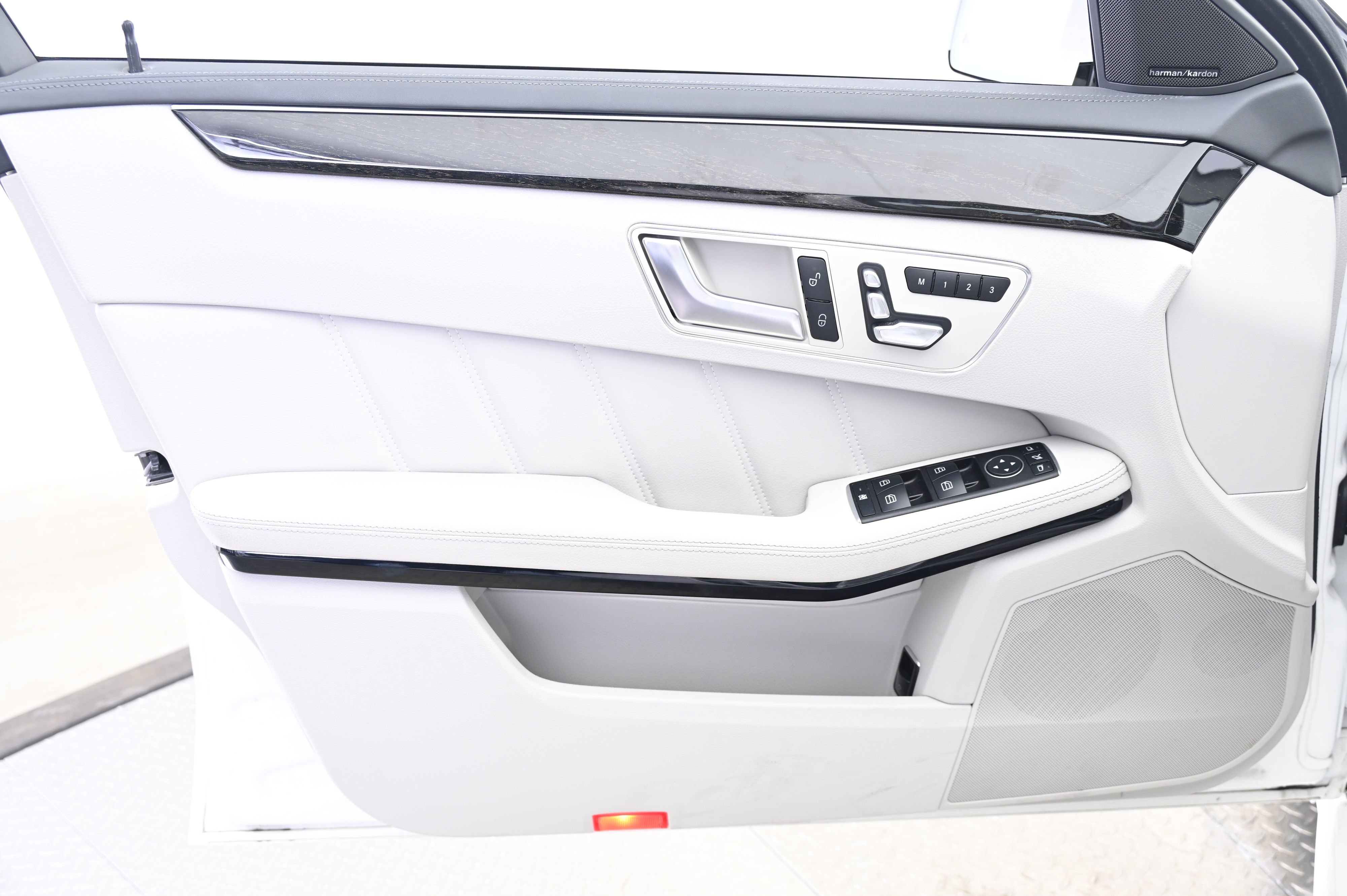 Used 2015 Mercedes-Benz E 400 4MATIC Sedan image 26