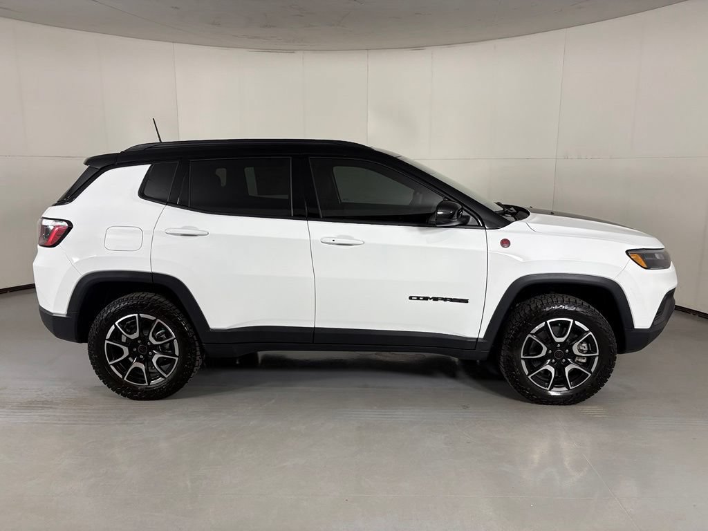 New 2026 Jeep Compass Trailhawk w/ Sun, Sound & Navigation Group AWD/4WD image 10