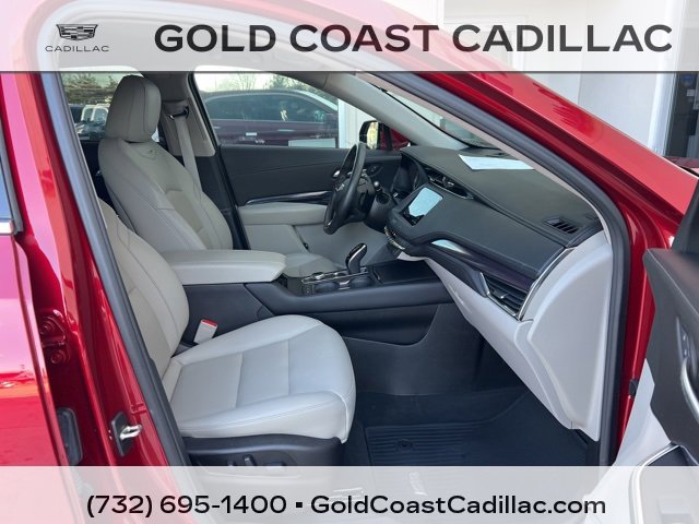 Used 2021 Cadillac XT4 Luxury w/ Cold Weather Package image 7